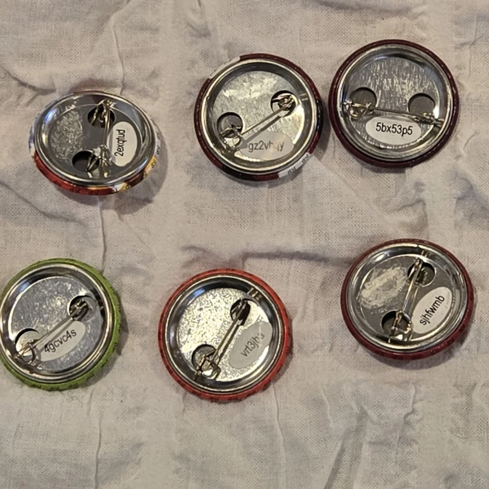 Batch of 6 Christmas Pins – Festive 1